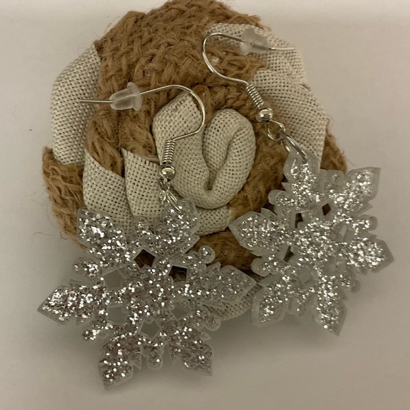 Silver Snowflake ❄️ Earrings - Picture 1 of 4